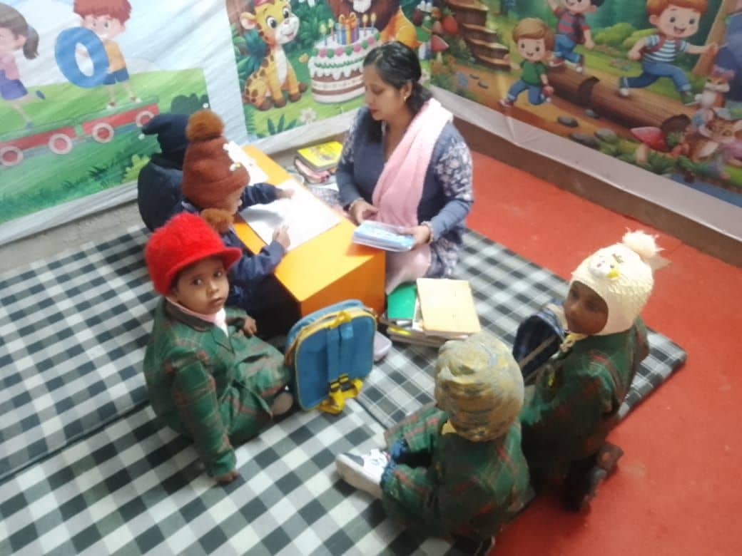 फोटो नंबर-15अवकाश के बाद खुले स्कूल में पढ़ते बच्चे। संवाद