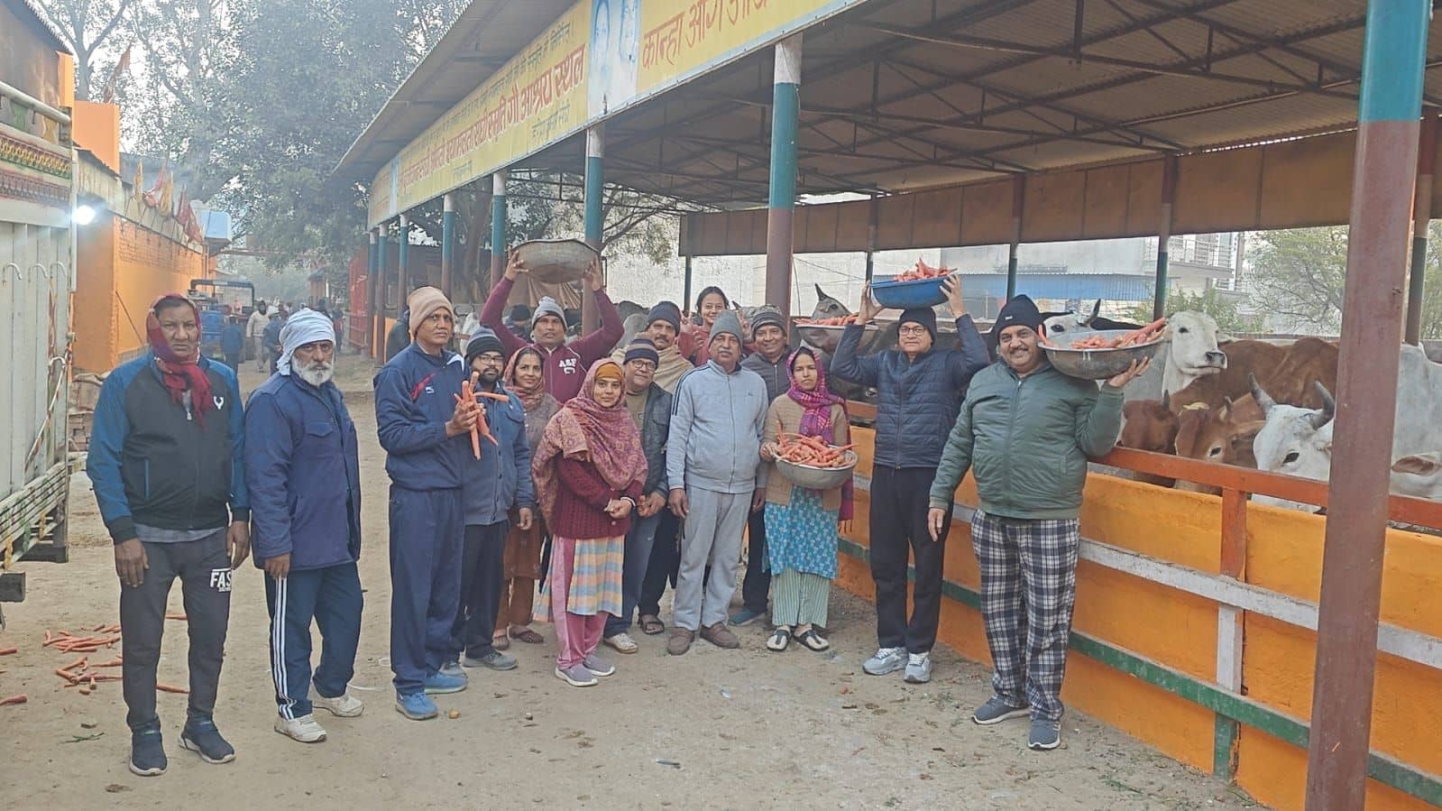 फोटो नंबर-22गो माता की सवामनी लगाते मंडल के सदस्य। स्रोत-संस्था