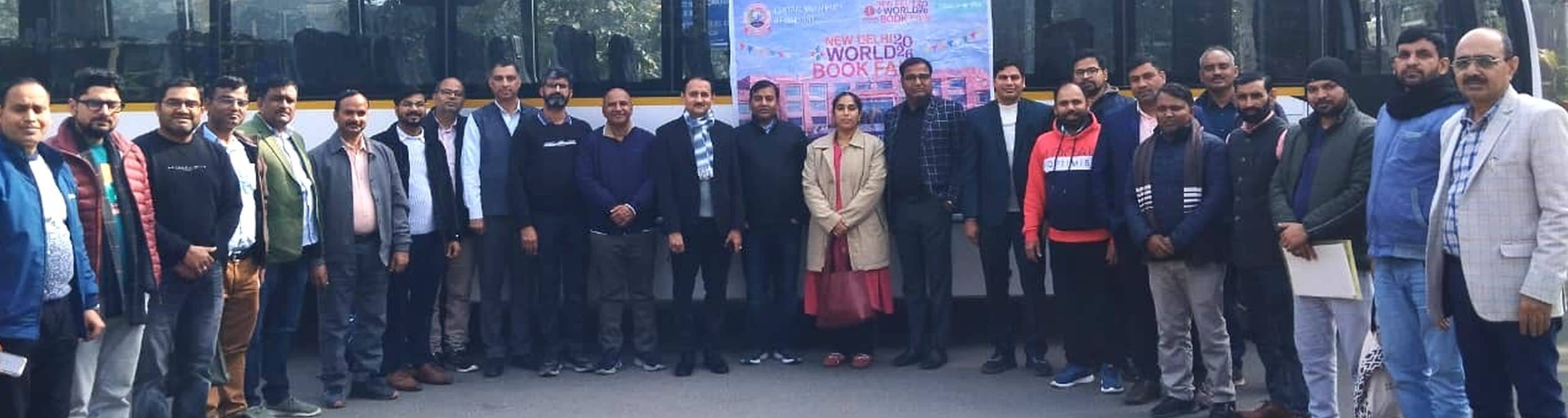 फोटो संख्या:53 विश्व पुस्तक मेले का शैक्षणिक भ्रमण करने के लिए रवाना होती हकेंवि टीम। स्रोत: स