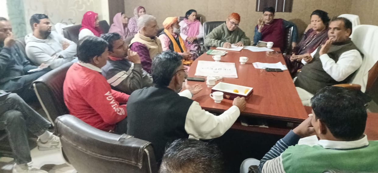 Housefull drama of councilors...collar grabbing instead of debate