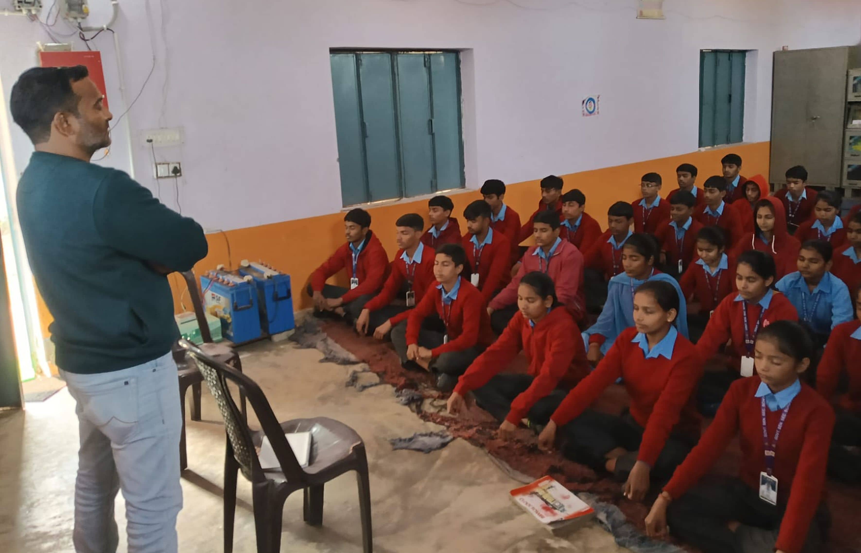 फोटो संख्या:58 रावमावि गढ़ी रुथल में विद्यार्थियों को जागरूक करते काउंसलर। स्रोत:संस्थान