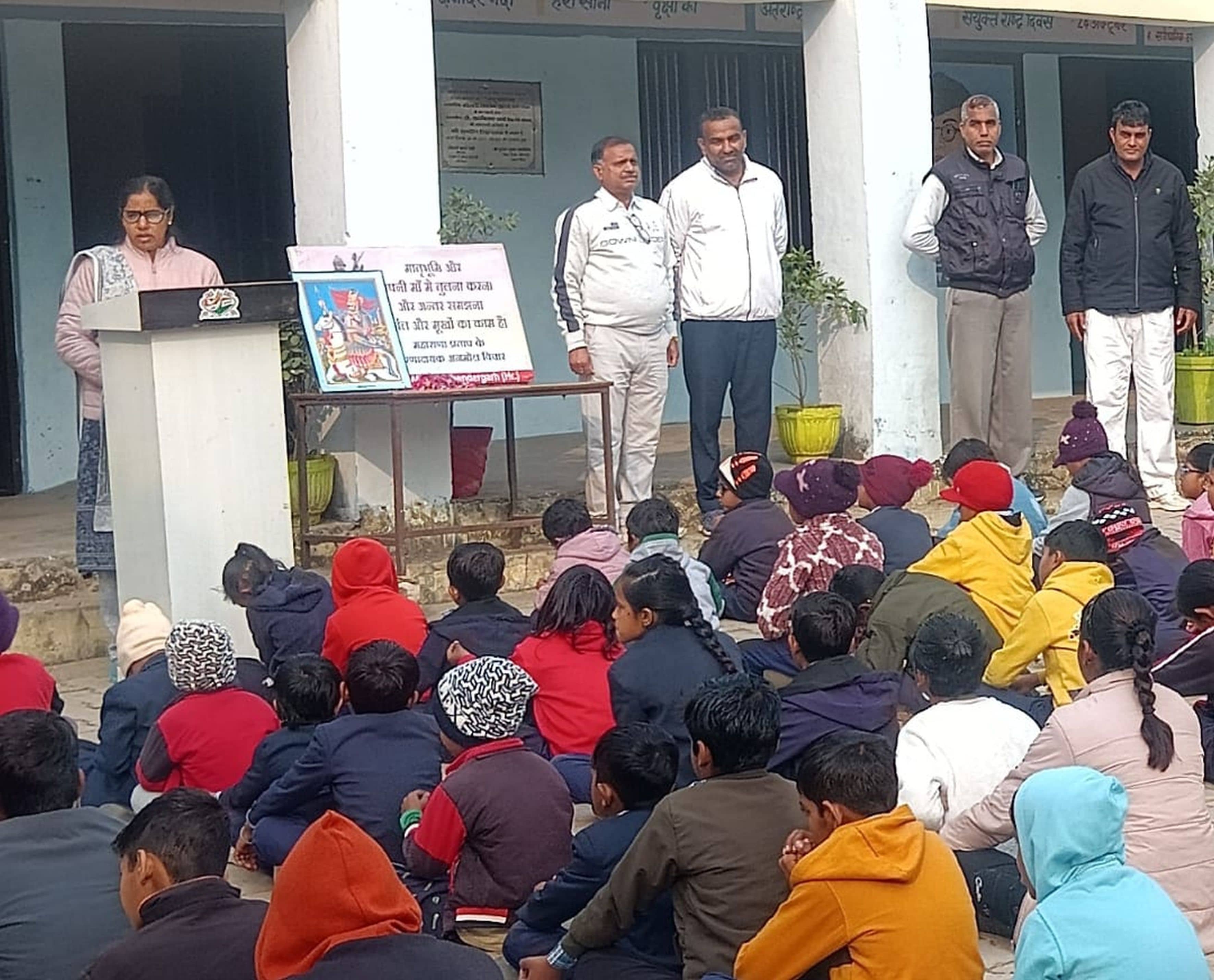 फोटो संख्या:73 कनीना रावमावि में आयोजित कार्यक्रम में मौजूद विद्यार्थी व शिक्षक। स्रोत:संस्थान