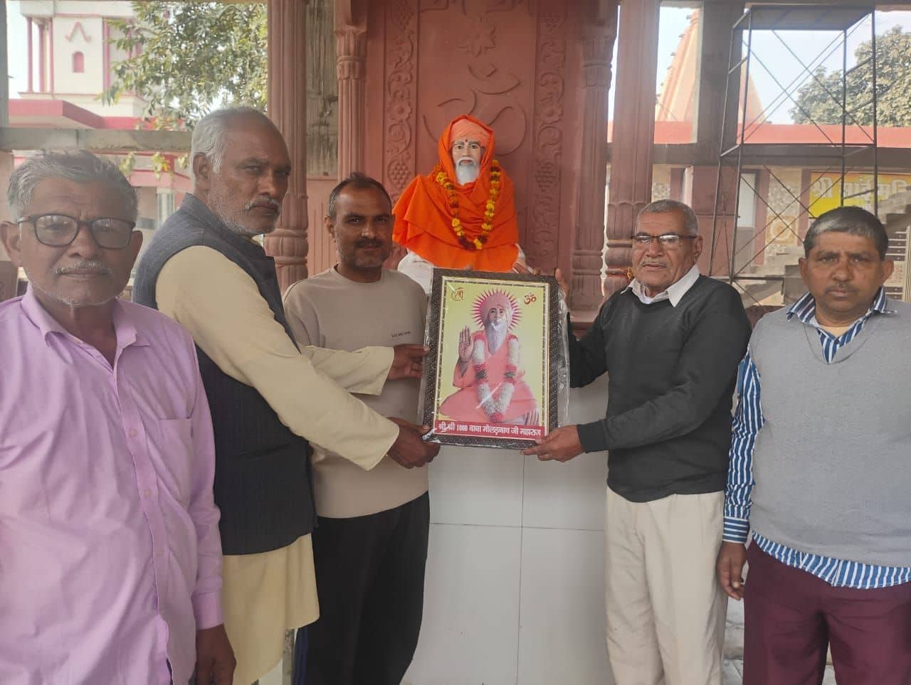 फोटो संख्या:78 बाबा मोलड़नाथ मंदिर कनीना में अनिल कुमार को सम्मानित करते मंदिर कमेटी--स्रोम- कम