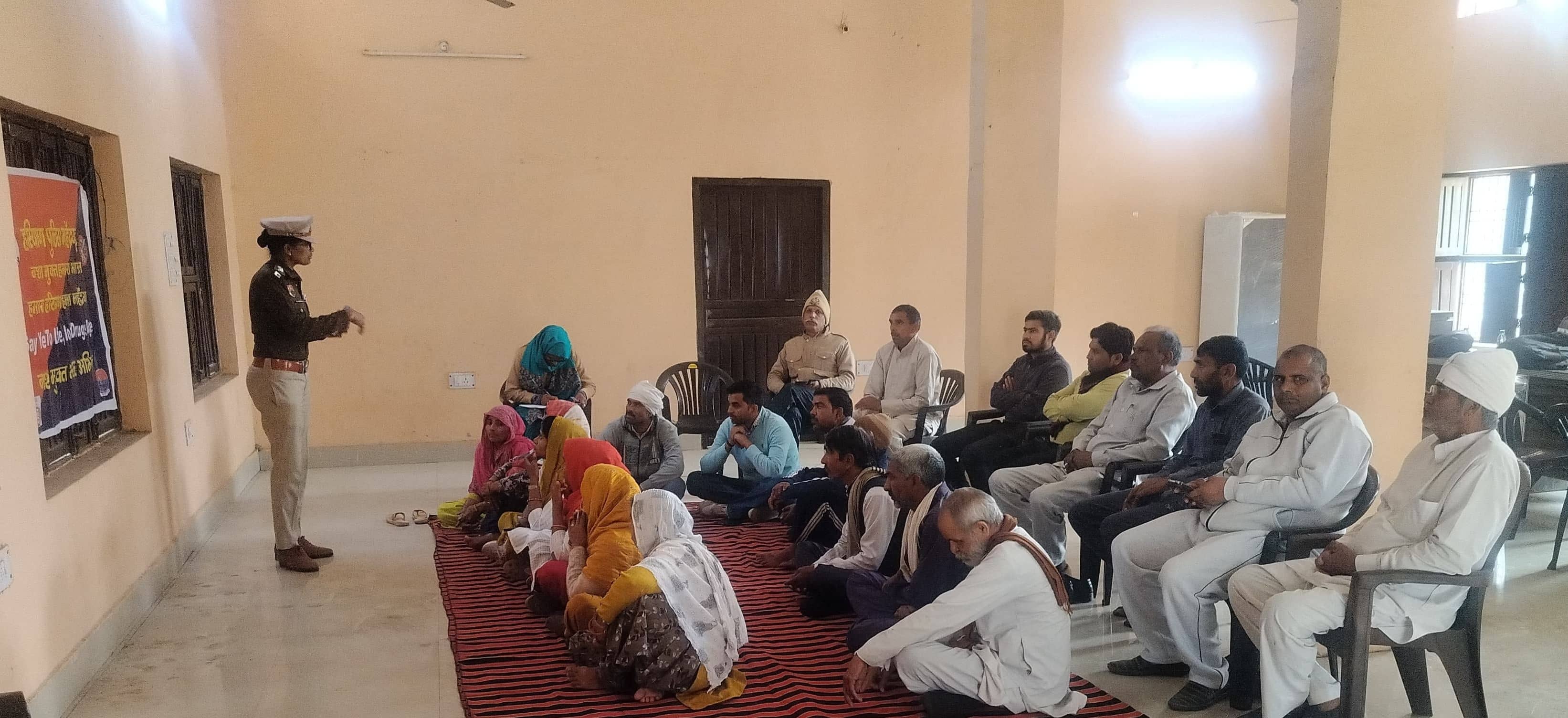 फोटो संख्या:80- गांव माजरा कला में ग्रामीणों को जागरूक करती पुलिस---स्रोत- पुलिस