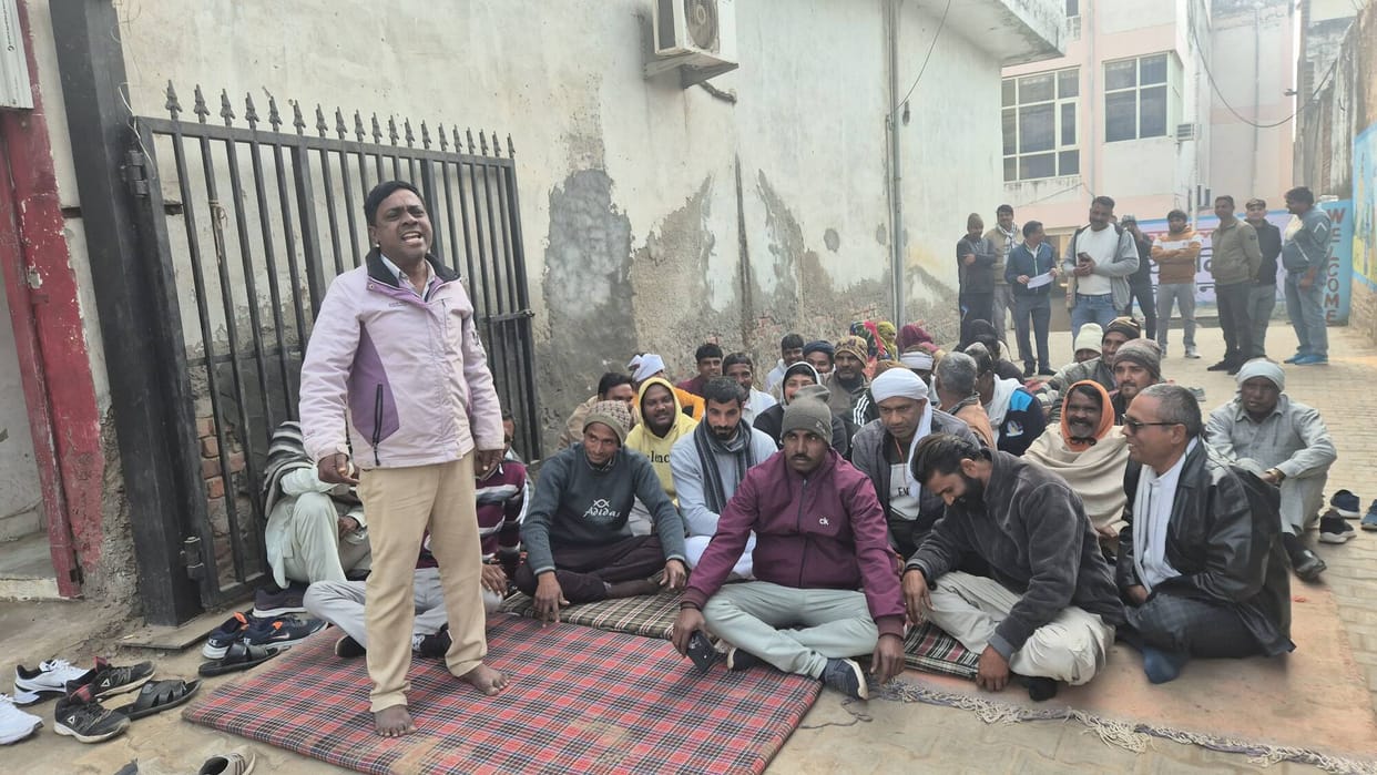 Sanitation workers in Kanina held a one-day strike, protesting in front of the municipal building.