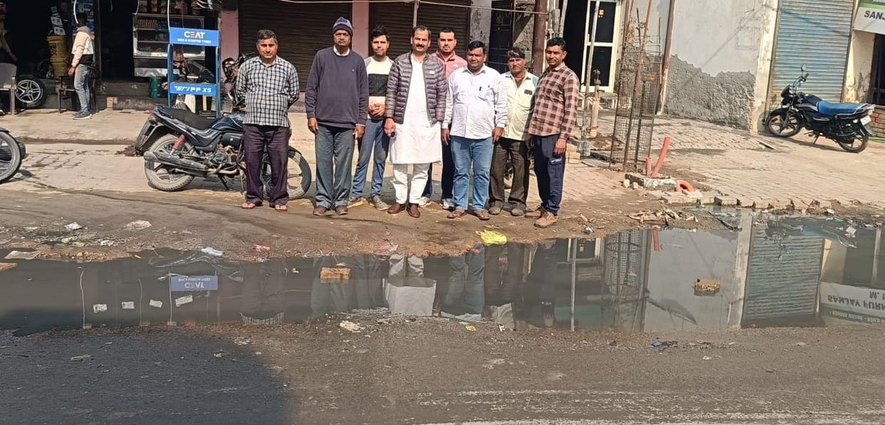 Shopkeepers protested against the lack of cleaning and drainage of drains.