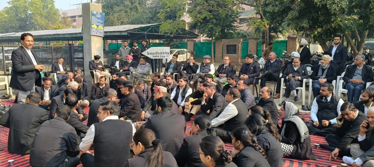 The dispute remained unresolved, work remained suspended for the second day, and lawyers sat on strike