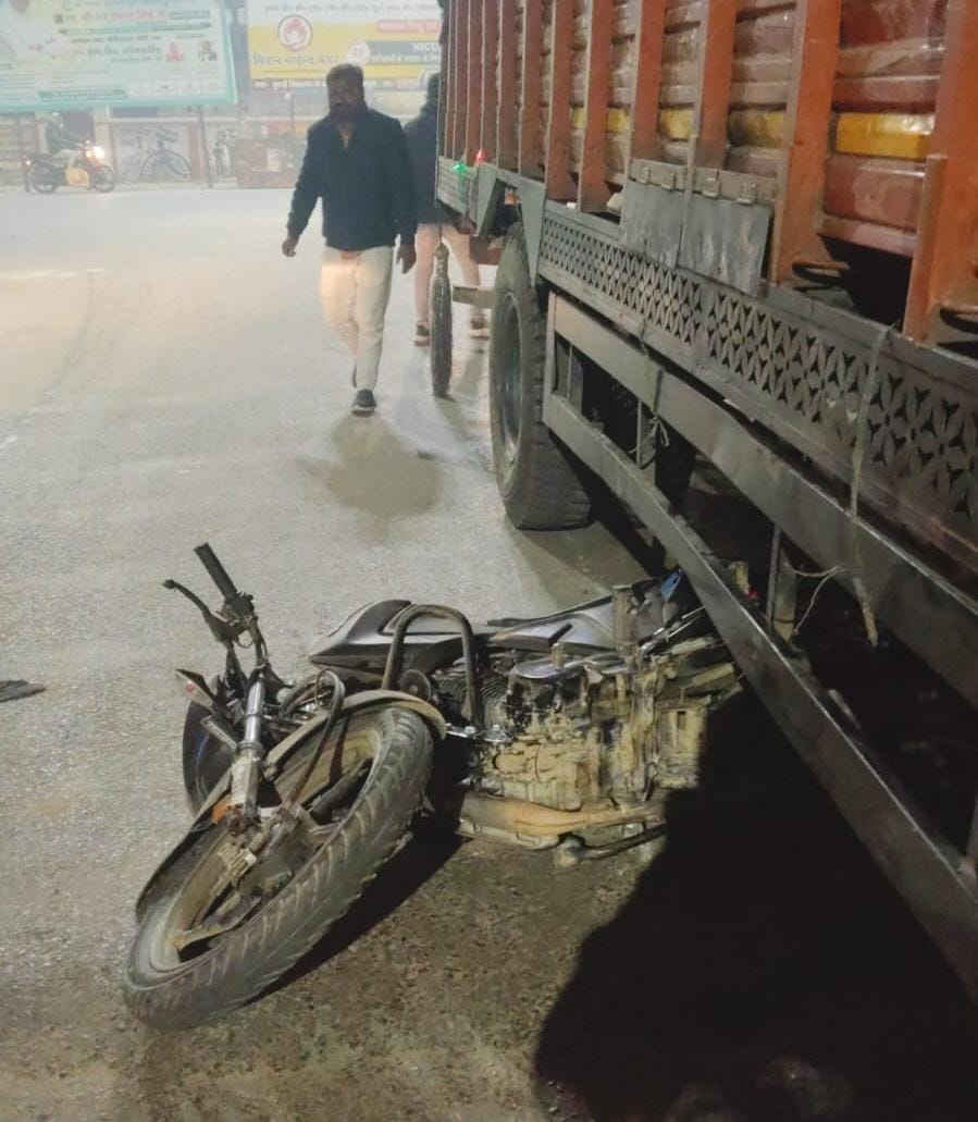 A motorcycle collided with a DCM truck, injuring two young men who were returning after taking the LT grade exam.