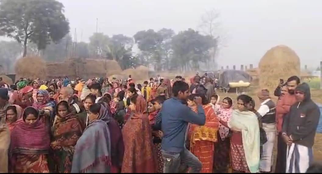 घटनास्थल पर जुटे लोगों की भीड़