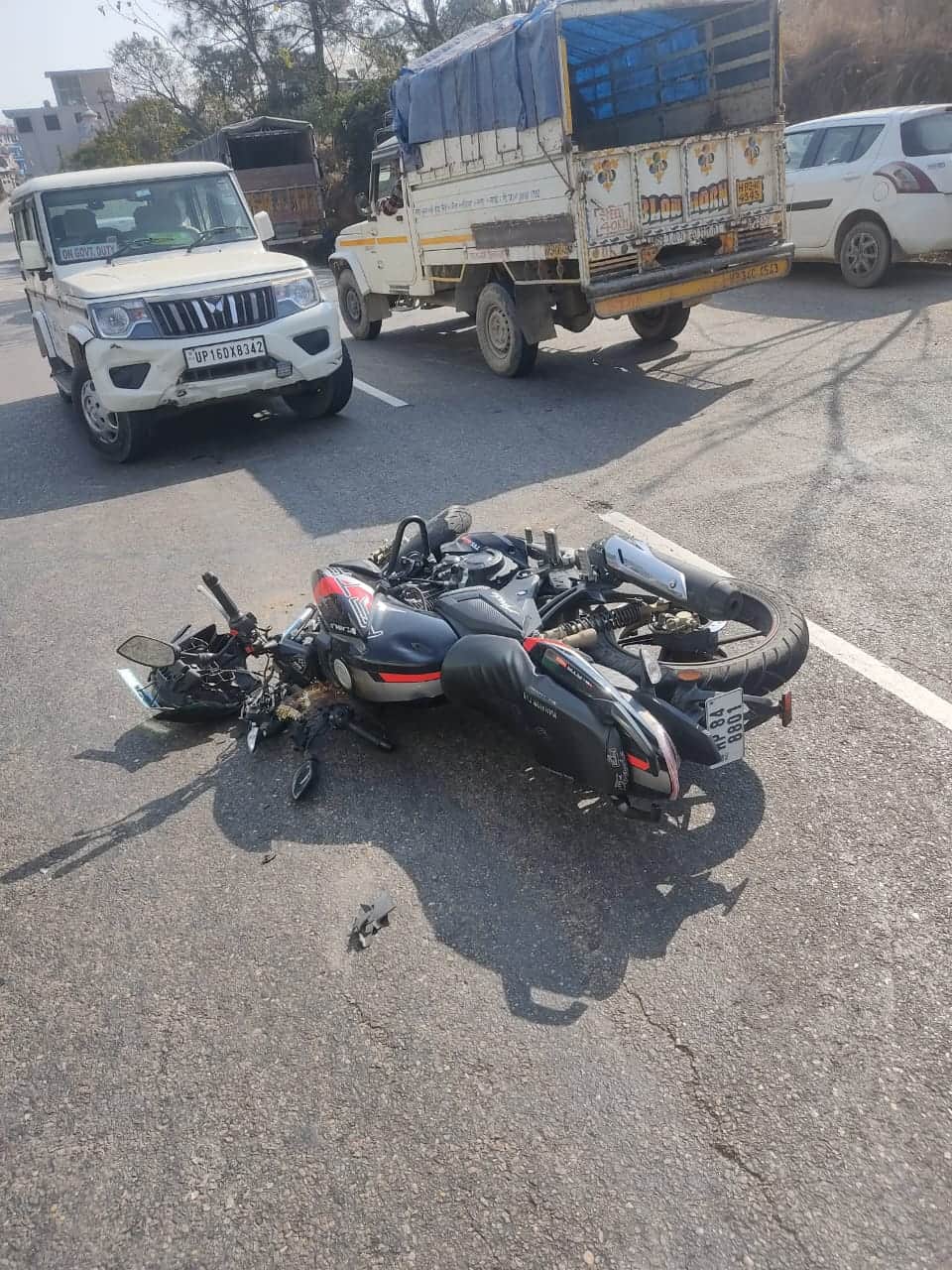 हमीरपुर घुमारवीं सड़क पर मैड के पास हुए हादसे में सड़क पर गिरी बाइक। संवाद