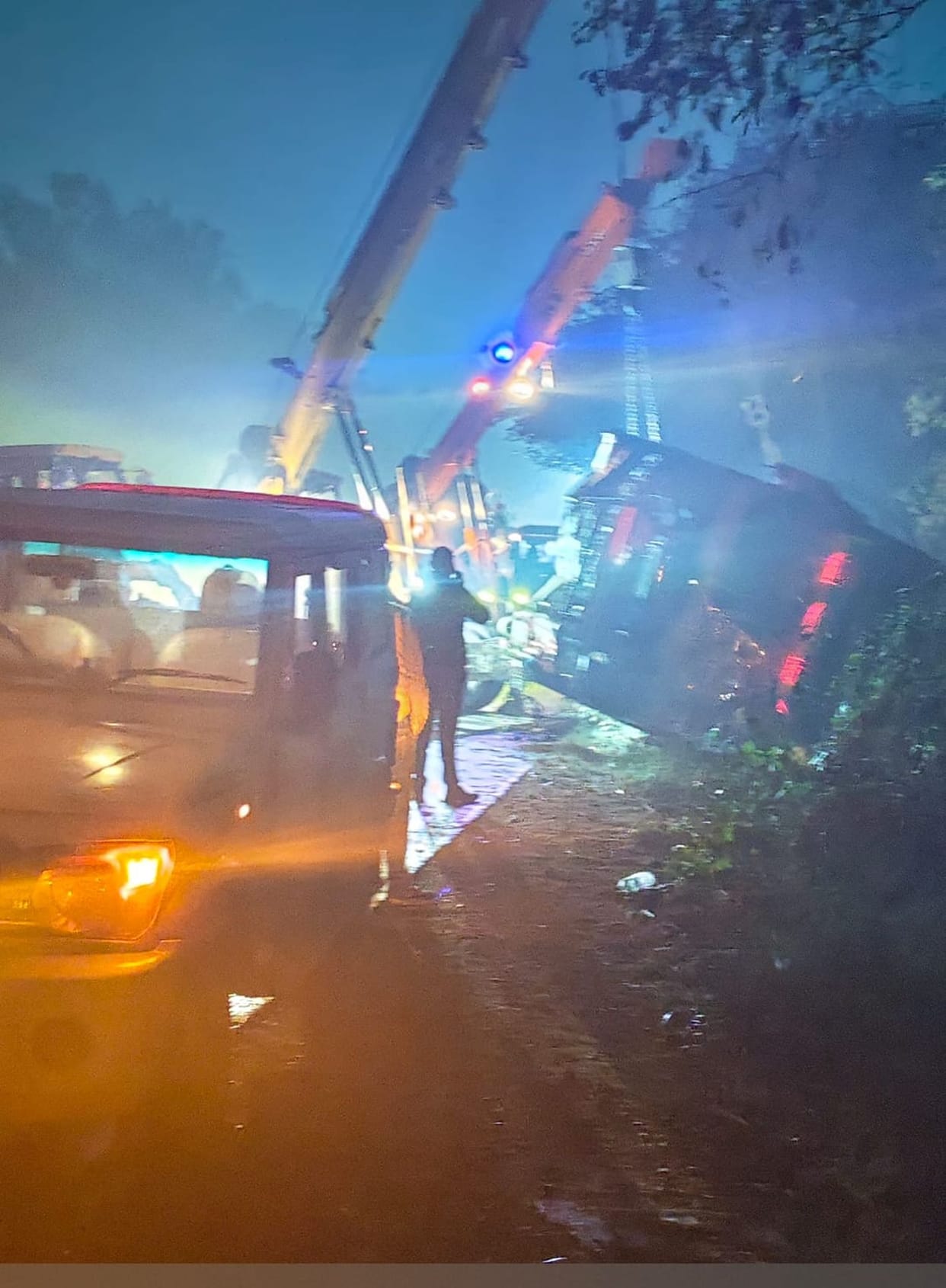 A bus traveling from Gorakhpur to Delhi overturned after falling into a ditch; 15 passengers sustained serious injuries
