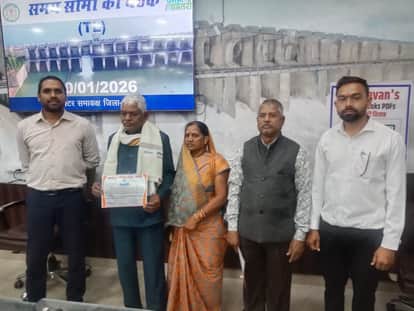 Collector honored Jayant Dhruv for saving people safely by jumping into a deep well in Dhamtari