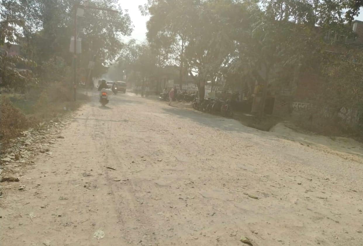 The road leading to Janghai station is in bad condition, causing inconvenience to commuters