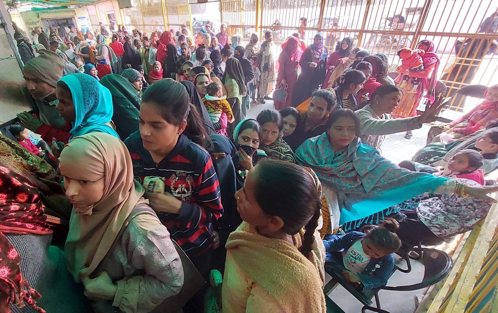 जिला अस्पताल में पर्चा बनवाने के लिए खिड़की पर लगी मरीजों की भीड़। 