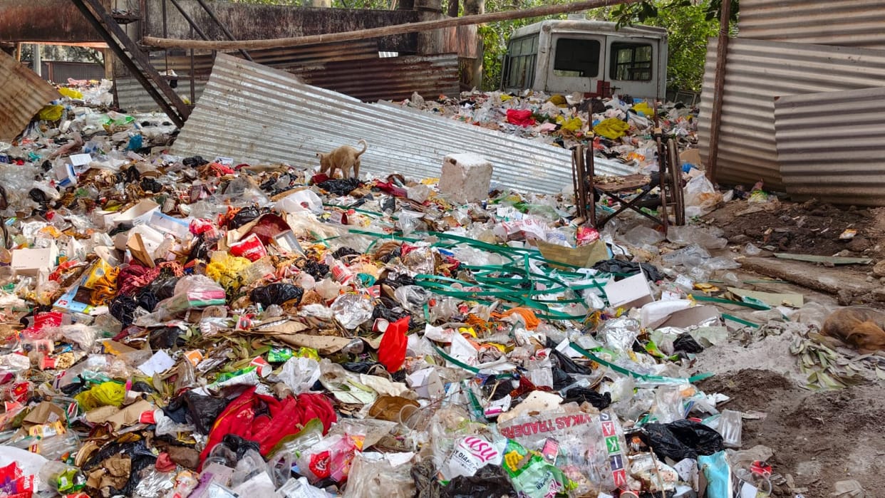 A huge pile of garbage has been accumulating at the women's hospital for a year, posing a risk of infection