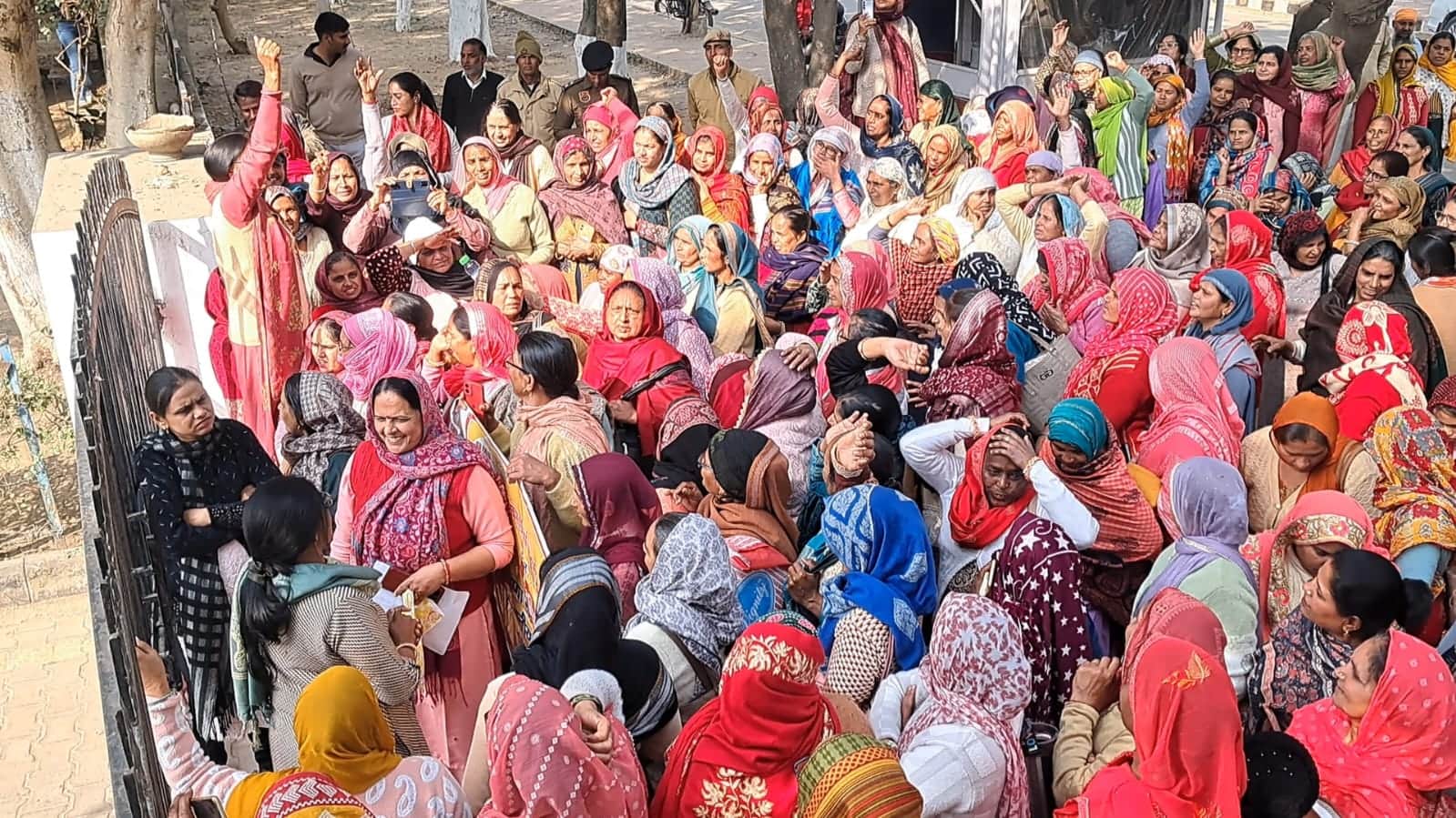 जिला सचिवालय के गेट पर प्रदर्शन करतीं आंगनबाड़ी वर्कर। संवाद