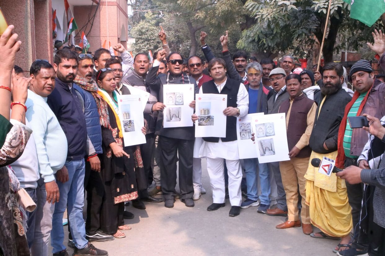 Congress workers protest at the Collectorate