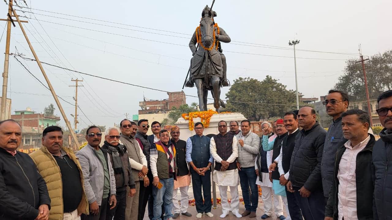 कालीचाबाद में स्थापित महाराणा प्रताप पुण्यतिथि पर श्रद्धांजलि अर्पित करते महाराष्ट्र के पूर्व ग