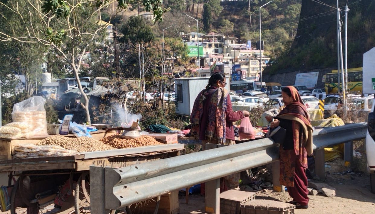 The drive to remove encroachment on the four-lane road failed and street vendors started setting up again.