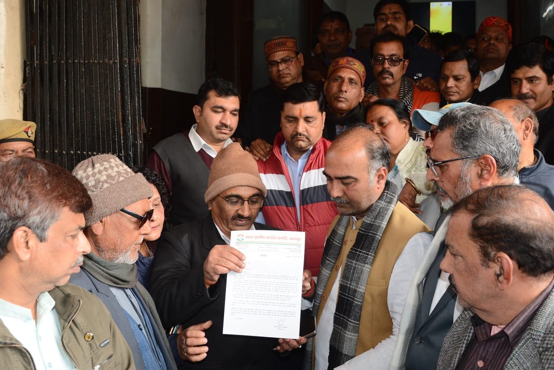 Congress workers protested against the demolition of the idol at Manikarnika Ghat in Varanasi.