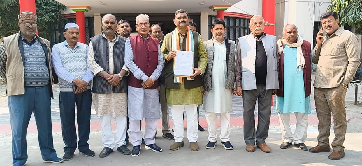 Congress workers submitted a memorandum to the DM against the demolition of Manikarnika Ghat.