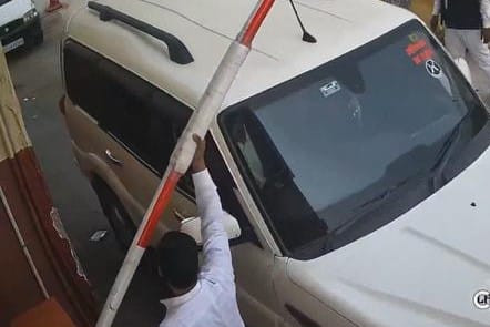 Without paying the toll tax, the lawyer got five vehicles cleared by simply pressing the boom, filed a written complaint