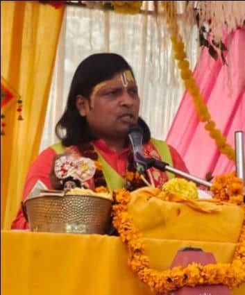 महराजगंज:-कथा का रसपान कराते व्यास स्वामी उमादास महाराज। संवाद