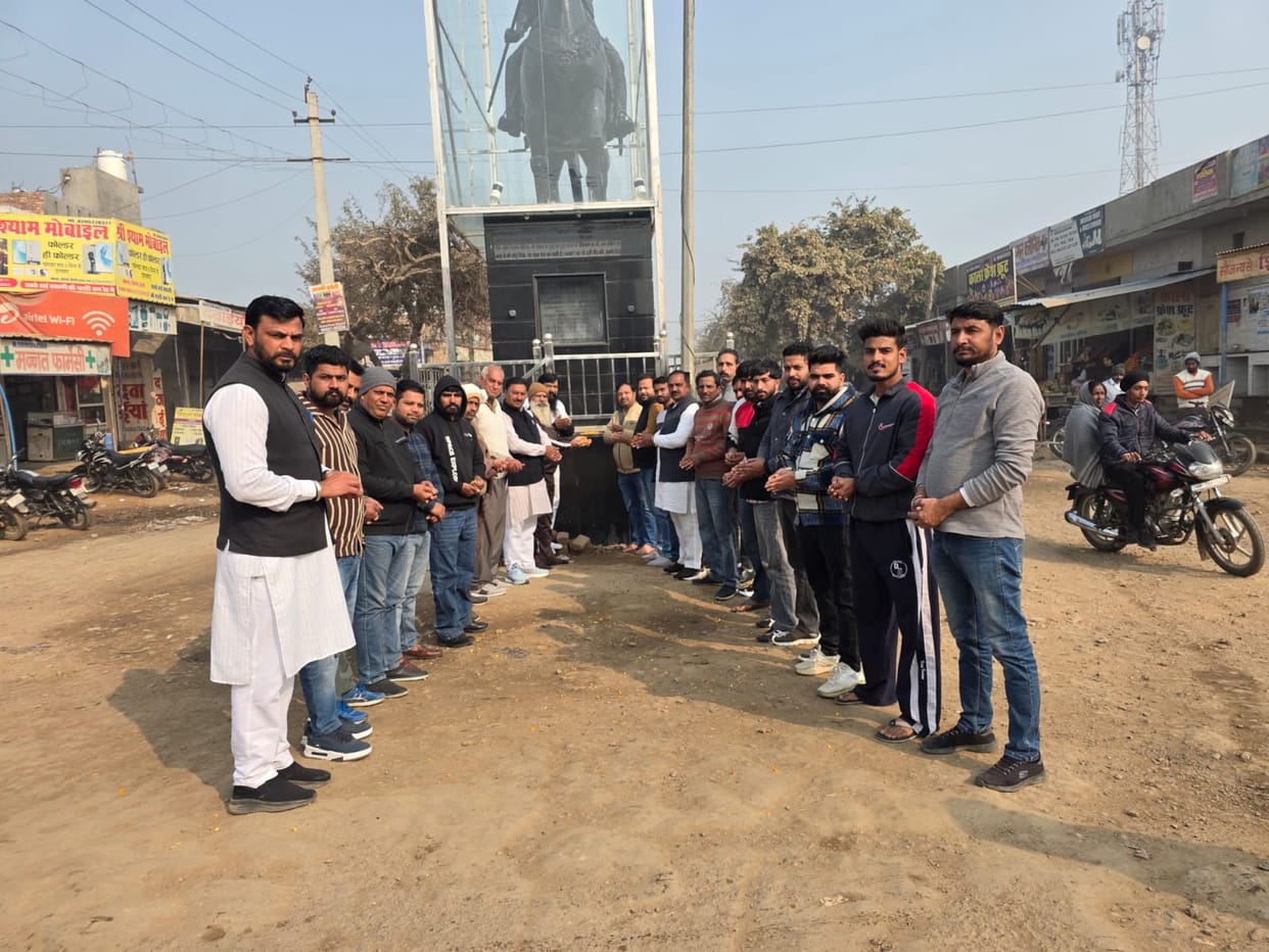 Paid tribute by offering flowers at the statue of Maharana Pratap