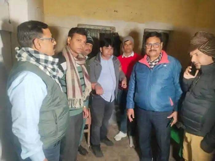 निगरानी विभाग के हिरासत में राजस्व कर्मचारी