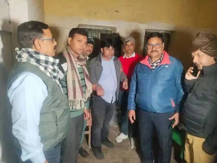 निगरानी विभाग के हिरासत में राजस्व कर्मचारी