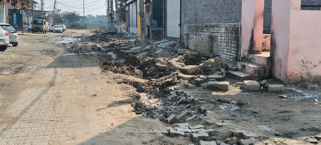 Negligence in laying pipelines, potholes on the road