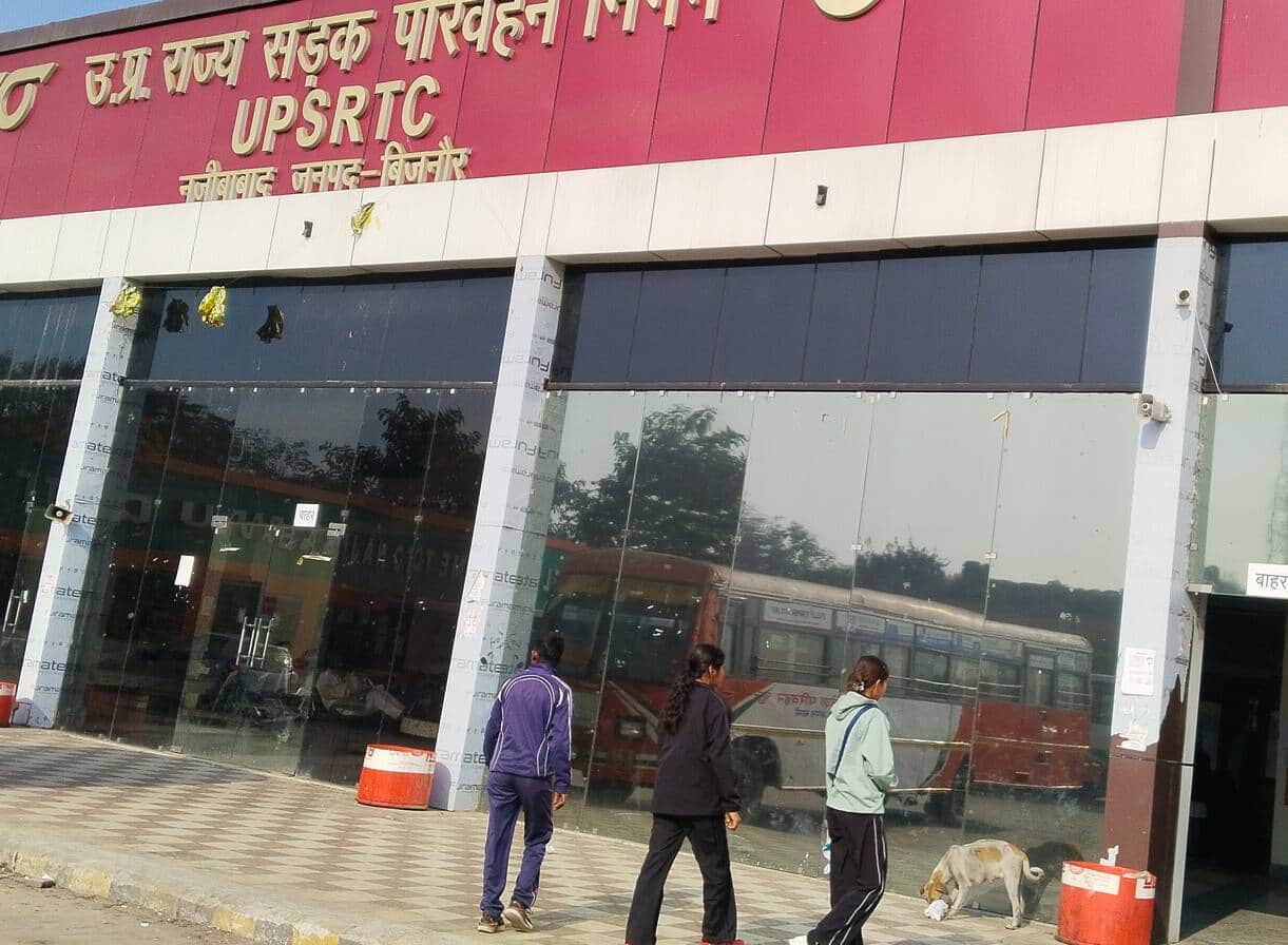 नजीबाबाद के रोडवेज डिपो पर लगाए गए स्पीकर। संवाद