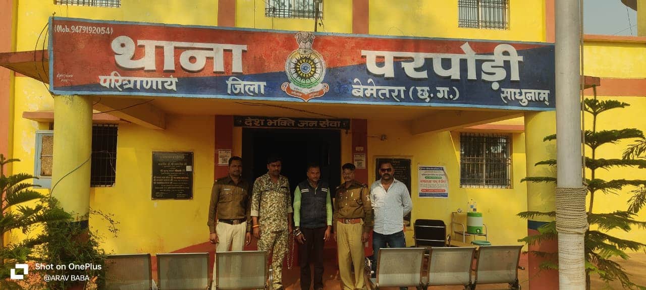 पुलिस की गिरफ्त में आरोपी पति।
