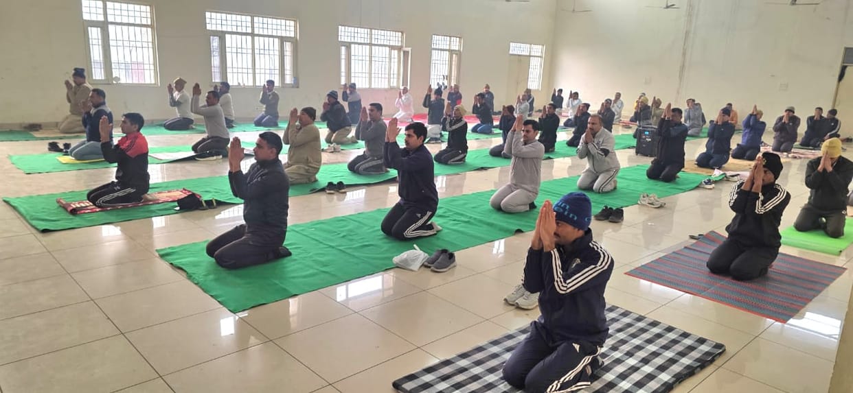 Surya Namaskar was performed in the police line, 261 policemen took part