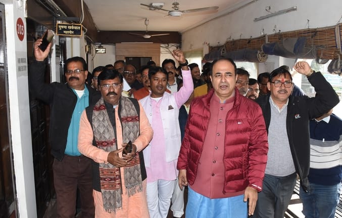 Municipal Corporation employees agitated, held a meeting at the gate