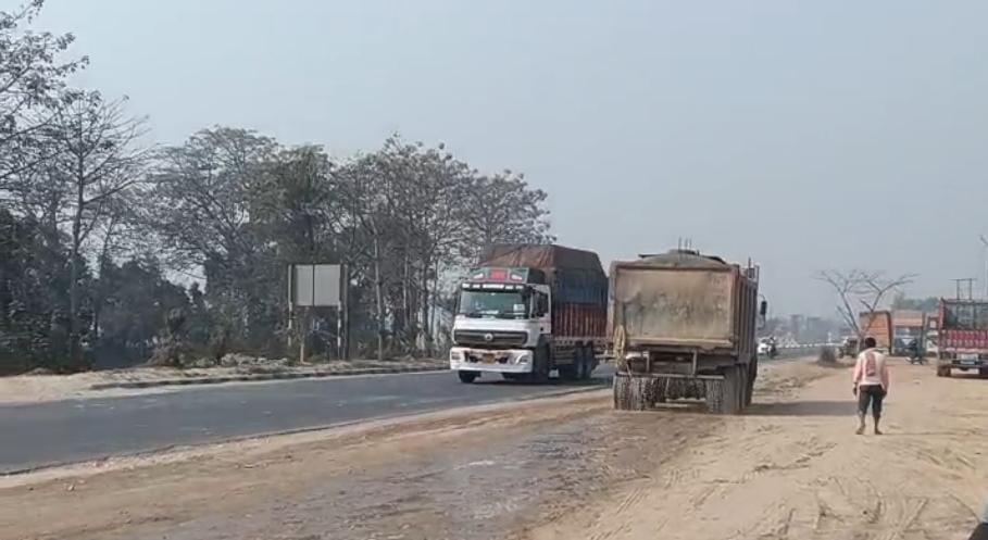 नोएडा-ग्रेनो की हवा में घुलने लगा 'जहर': दूसरे दिन भी हवा में सांस लेना हुआ मुश्किल, कल बारिश के आसार