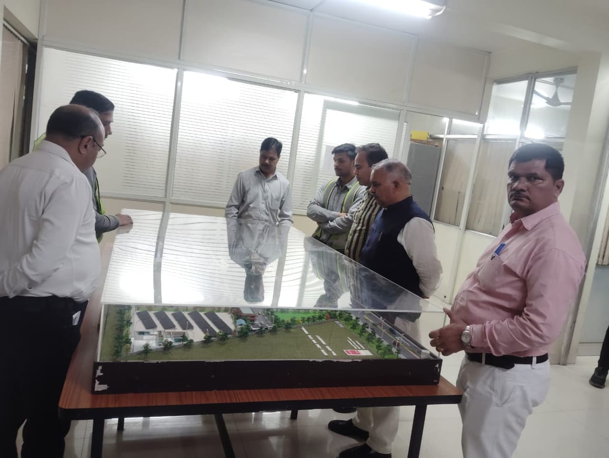 The committee visited the CNG plant in Indore.