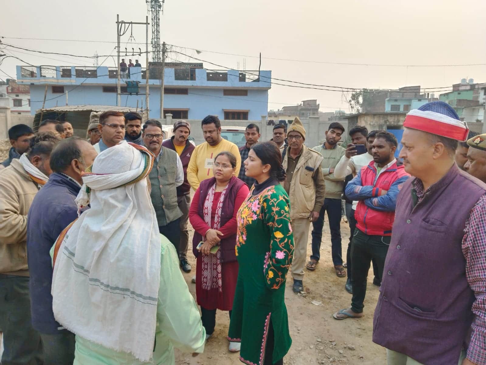 सलेमपुर बस स्टैंड पर अवैध अतिक्रमण को खाली करने पहुंची एसडीएम दिशा श्रीवास्तव और तहसीलदार अलका 