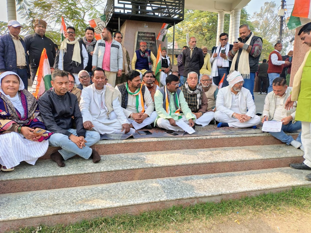 Congress protests against vandalism at Manikarnika Ghat