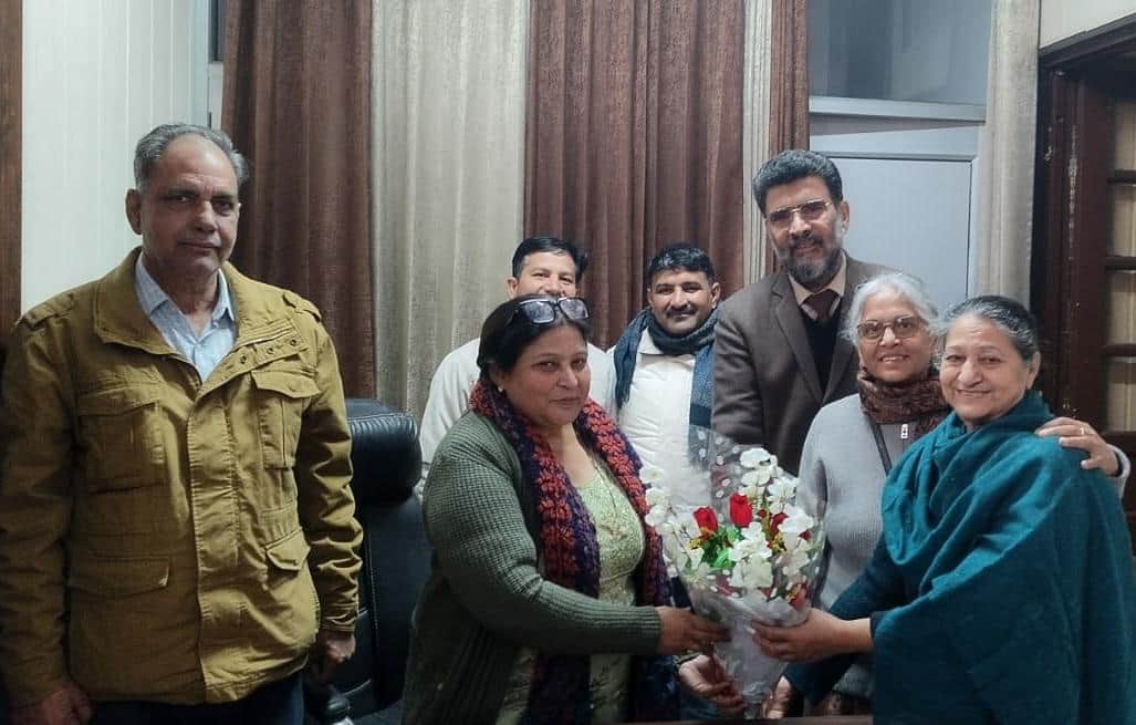 सिरसा।राजकीय नेशनल महाविद्यालय में पंजाबी विभागाध्यक्ष डॉ. अनीता मडिया को सम्मानित करते हुए स्ट