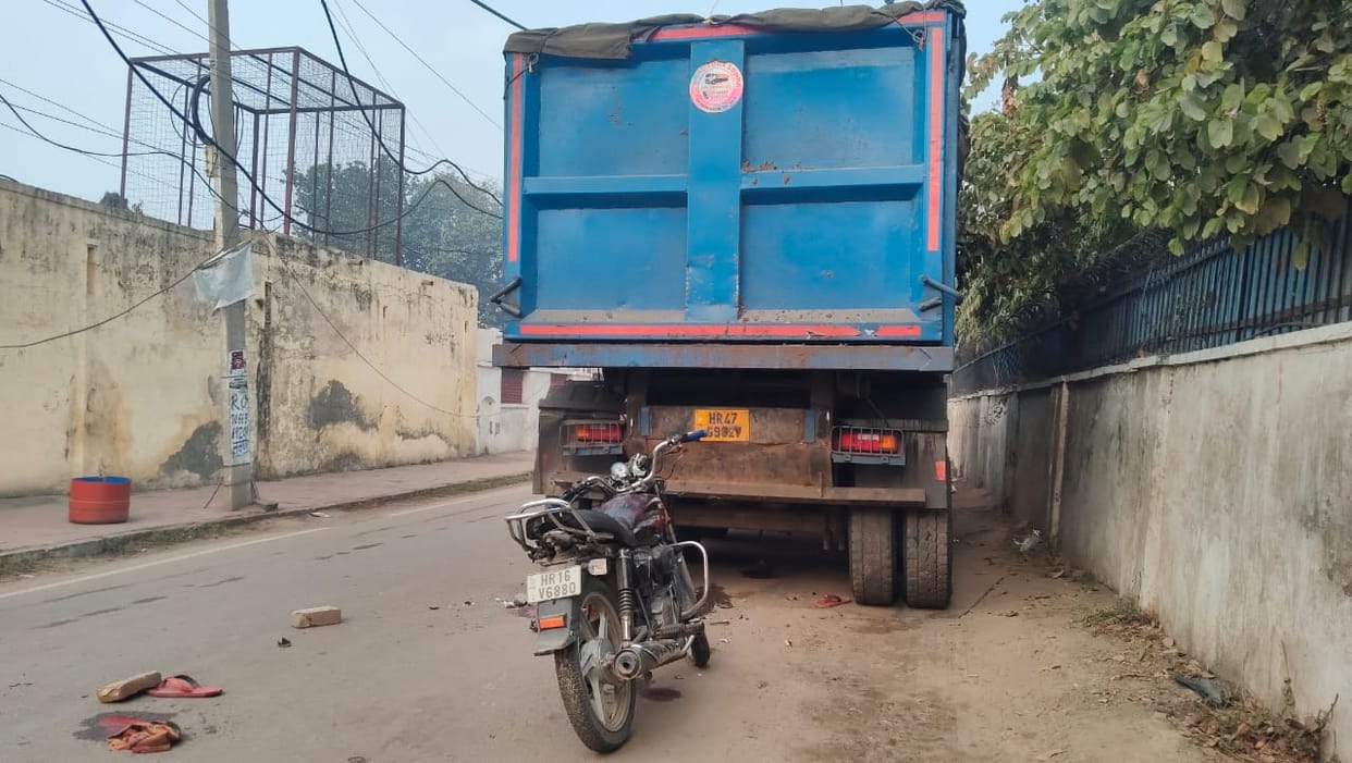 A high-speed bike collided with a stationary truck, killing a migrant worker; truck reflectors were not visible due to fog.