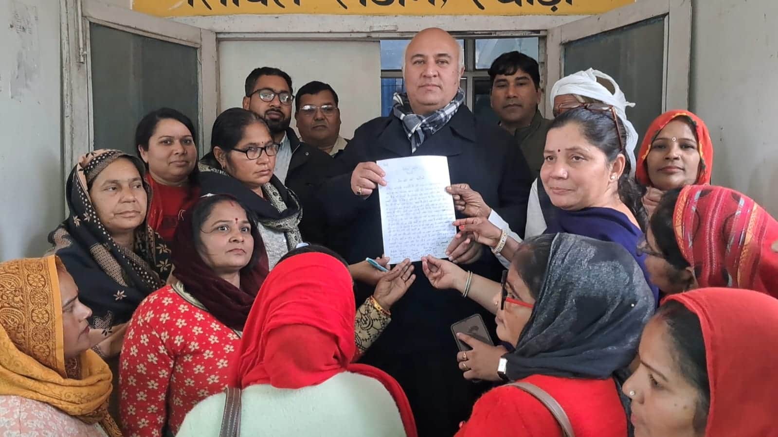 सिविल सर्जन डॉ. नरेंद्र दहिया को ज्ञापन देतीं आशा वर्कर्स। स्रोत : संगठन