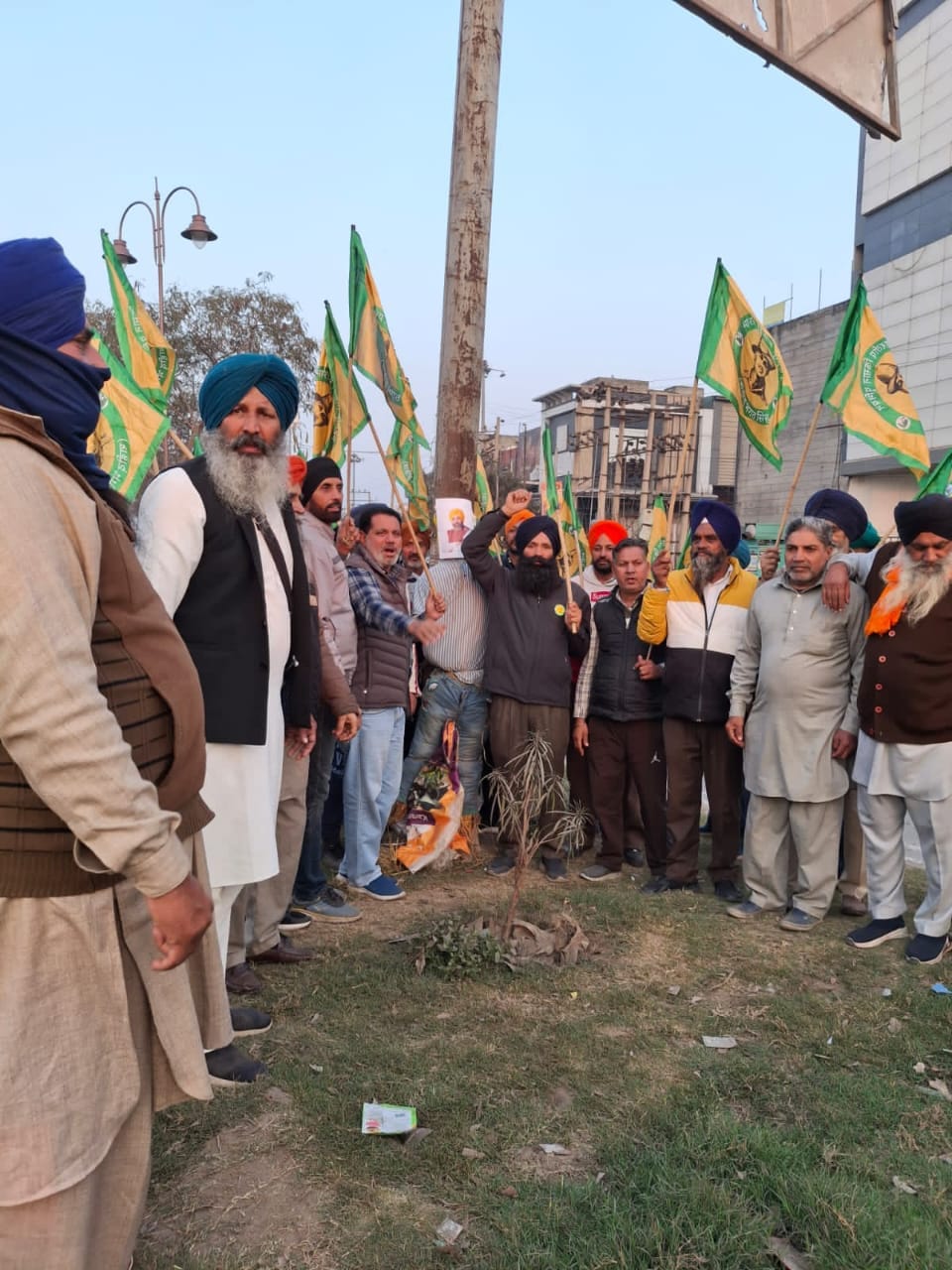 Farmers burn effigy of Punjab Chief Minister