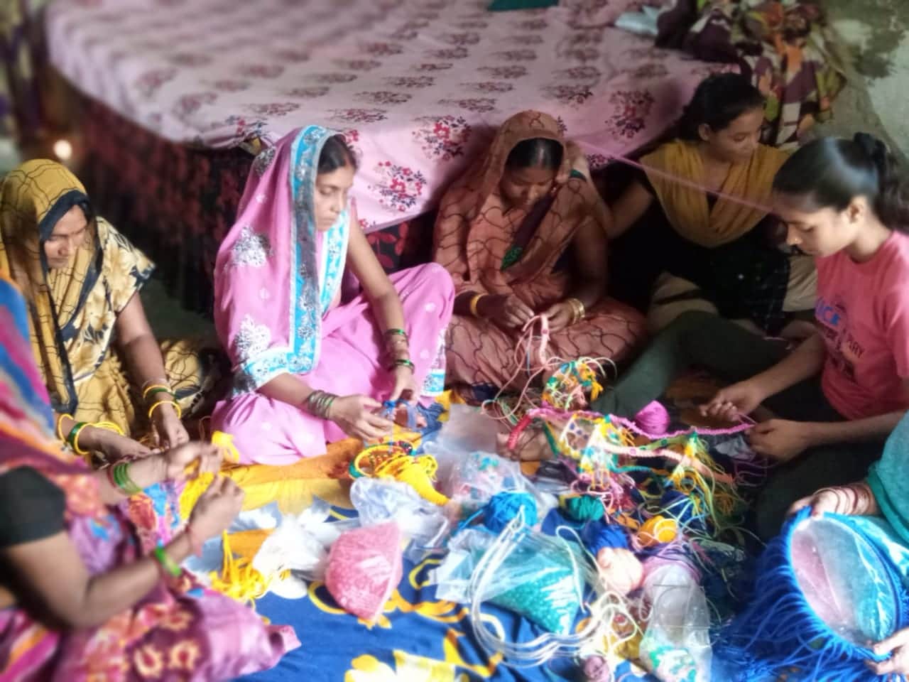 शहर के रामगुलाम टोला में सजावटी सामान तैयार करतीं महिलाएं, फोटो संवाद