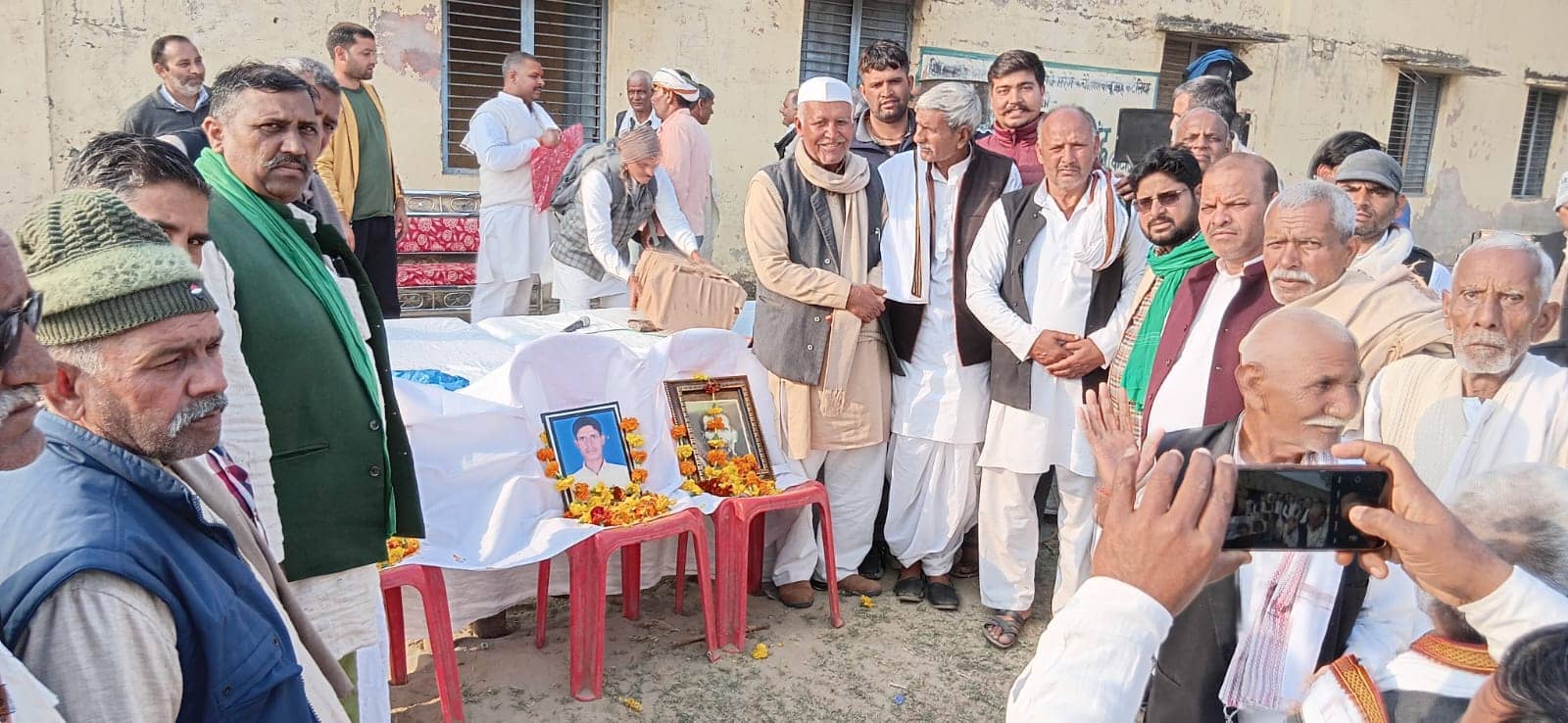 शहीदों को पुष्पांजलि अर्पित करते किसान नेता रामबाबू सिंह कटैलिया व अन्य