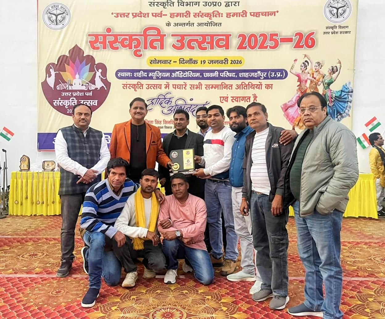 शहीद संग्रहालय में सांस्कृतिक उत्सव में विभिन्न कार्यक्रमों के विजेताओं को पुरस्कृत करते डीआईओ