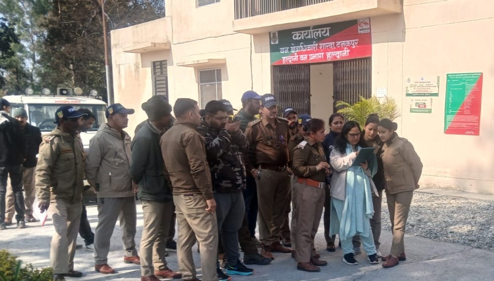 टनकपुर के शारदा रेंज परिसर में कर्मियों को बाघ गणना के लिए जानकारी देतीं एसडीओ शालिनी जोशी। स्र