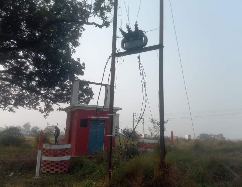 The tube well motor is broken, halting irrigation for the fields of over 150 farmers.