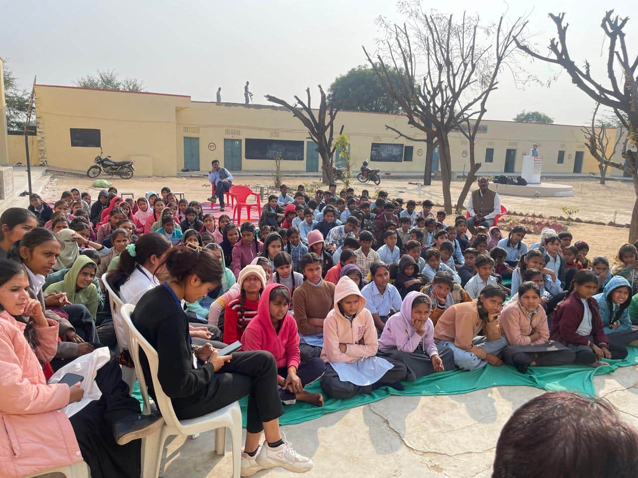 दौसा बच्चों को जानकारी देते