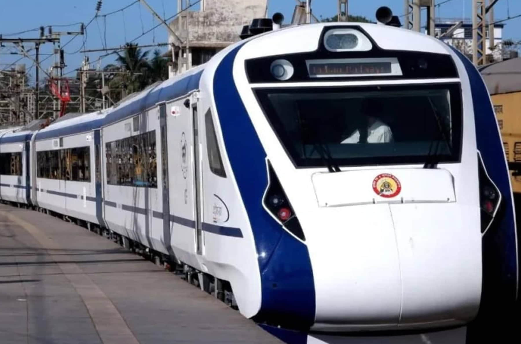 देवबंद स्टेशन पर खड़ी वंदेभारत एक्सप्रेस ट्रेन। स्रोत-जागरूक नागरिक